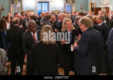Le secrétaire d'État américain Michael Pompeo organise un dîner pour les participants à la Conférence mondiale des chefs de mission au Département d'État le 25 février 2020. Banque D'Images