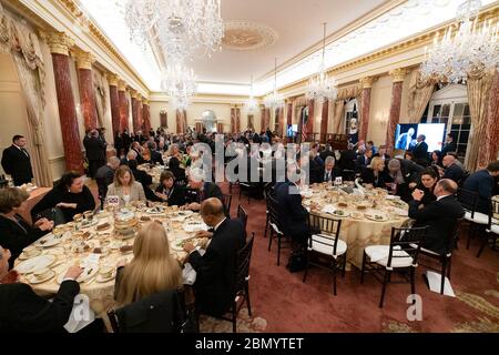 Le secrétaire d'État Michael R. Pompeo organise un dîner pour les participants à la Conférence mondiale des chefs de mission au Département d'État des États-Unis le 25 février 2020, afin de discuter de diplomatie internationale et de relations étrangères. Banque D'Images