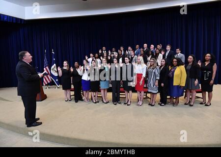 Le secrétaire Pompeo officie la 153e cérémonie d'assermentation de la fonction publique le secrétaire d'État américain Mike Pompeo officie la 153e cérémonie d'assermentation de la fonction publique, au département d'État américain à Washington, D.C., le 8 juin 2018. Banque D'Images