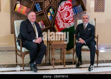 Le 23 mars 2020, le secrétaire d’État américain Michael Pompeo a rencontré le Dr Abdullah Abdullah à Kaboul, en Afghanistan, pour discuter des négociations de paix et du soutien diplomatique pour l’avenir de l’Afghanistan. Banque D'Images