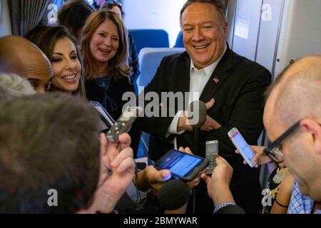 Le secrétaire Pompeo parle avec les journalistes en route pour Berlin le secrétaire d'État Michael R. Pompeo tient un briefing avec la presse itinérante en route pour Berlin, Allemagne, le 30 mai 2019. Banque D'Images