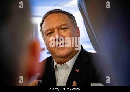 Le secrétaire Pompeo parle avec les journalistes en route pour Berlin le secrétaire d'État Michael R. Pompeo tient un briefing avec la presse itinérante en route pour Berlin, Allemagne, le 30 mai 2019. Banque D'Images