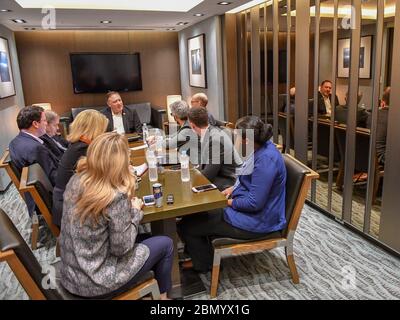 Le secrétaire Pompeo rencontre les membres de la presse itinérante le secrétaire d'État américain Mike Pompeo rencontre les membres de la presse itinérante à l'hôtel Millennium Hilton de Séoul le 13 juin 2018. Banque D'Images