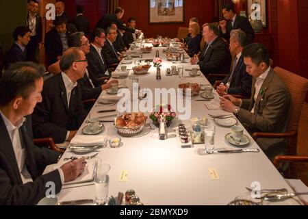 Le secrétaire Pompeo rencontre le ministre japonais des Affaires étrangères le secrétaire d'État américain Michael R. Pompeo rencontre le ministre japonais des Affaires étrangères Tarō Kōno à Tokyo, au Japon, le 7 juillet 2018. Banque D'Images