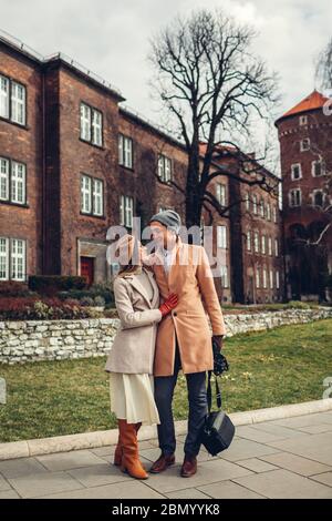 Couple de touristes élégants qui se promisaient à l'architecture du château de Wawel à Cracovie, en Pologne. Voyage en Europe Banque D'Images