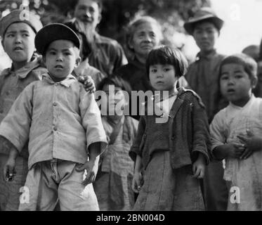 [ 1946 Japon - enfants d'Okinawa ] — enfants d'Okinawa dans des vêtements de fortune, 1946 (Showa 21). imprimé gélatine argent du xxe siècle. Banque D'Images