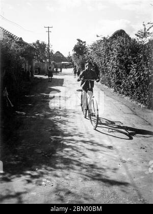 [ 1946 Japon - enfant d'Okinawa à vélo ] — enfant d'Okinawa à vélo à Taira (田井等) à Nago (名護), Okinawa, 1946 (Showa 21). imprimé gélatine argent du xxe siècle. Banque D'Images