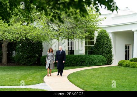 Le président américain Donald Trump et la première dame Melania Trump quittent l'aile ouest de la Maison Blanche sur leur chemin vers le monument commémoratif de la Seconde Guerre mondiale pour marquer le 75e anniversaire de la victoire pendant la Seconde Guerre mondiale le 8 mai 2020 à Washington, D.C. Banque D'Images