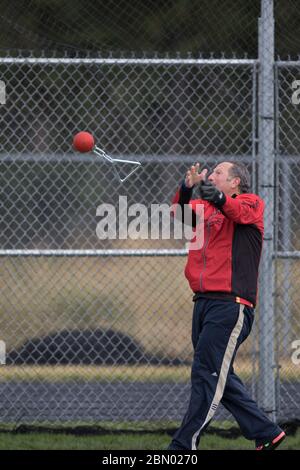 Hommes âgés en compétition dans les Jeux d'été-jet de marteau. Photos d'action et de visage pendant la compétition Banque D'Images