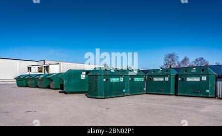 Grande station publique de recyclage au parking pour l'élimination de différents déchets ménagers - plastique, métal, papier, carboards. Nord de la Suède, Umea. DIM Banque D'Images