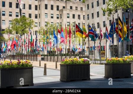 Les drapeaux de la nation, Rockefeller Center, New York City, USA Banque D'Images