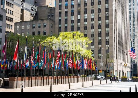 Les drapeaux de la nation, Rockefeller Center, New York City, USA Banque D'Images