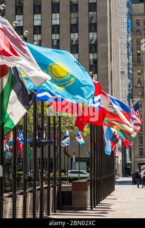 Les drapeaux de la nation, Rockefeller Center, New York City, USA Banque D'Images