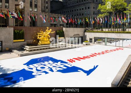 Le Rockefeller Center est doté d'un emblème géant de l'État de New York avec le signe #NewYorkTough en raison de la pandémie du coronavirus, aux États-Unis Banque D'Images