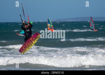 Palma de Majorque, Espagne. 11 mai 2020. PALMA DE MAJORQUE, ESPAGNE - 11 2020 MAI : Kite Surfer à la Playa de Palma à - Majorque pendant l'écluse de Corona le 11 mai 2020 à Palma de Majorque, . (Photo de Thomas Reiner/ESPA-Images) crédit: Agence européenne de photo sportive/Alamy Live News Banque D'Images