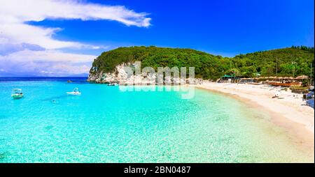 Vacances en Grèce. Une des meilleures plages des îles Ioniennes - Vrika à Antipaxos avec sable blanc et mer turquoise Banque D'Images