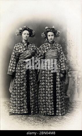 [ 1910s Japon - deux femmes occidentales en faux kimono ] — deux femmes occidentales vêtues de faux vêtements japonais. À la fin du XIXe siècle et au début du XXe siècle, il était très populaire pour les Occidentaux de se faire photographier dans des vêtements et des cadres japonais. carte postale photo authentique du xxe siècle. Banque D'Images