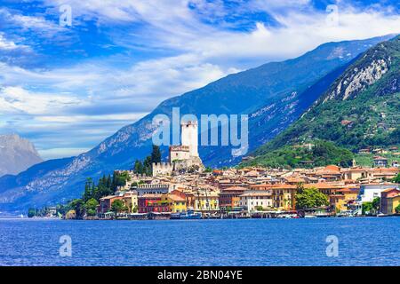 Le lac de Garde (Lago di Garda) est l'un des plus populaires et des plus beaux lacs d'Italie. Vue sur le village de Malcesine. Banque D'Images