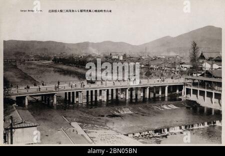 [ années 1920 Japon - Pont Sanjo Ohashi, Kyoto ] — le pont Sanjo Ohashi au-dessus de la rivière Kamogawa, Kyoto. carte postale vintage du xxe siècle. Banque D'Images