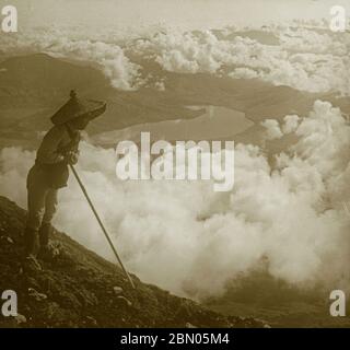 [ 1900s Japon - vue du Mont Fuji ] — vue du Mont Fuji sur les nuages et le lac Yamanaka (山中湖) dans la préfecture de Yamanashi, 1903 (Meiji 36). diapositive en verre vintage du xxe siècle. Banque D'Images