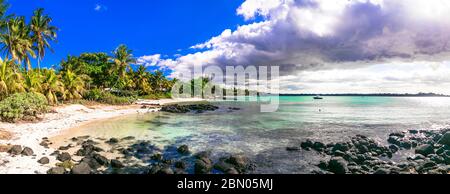 magnifique paysage de plage. sable blanc et pierres noires. Île Maurice Banque D'Images