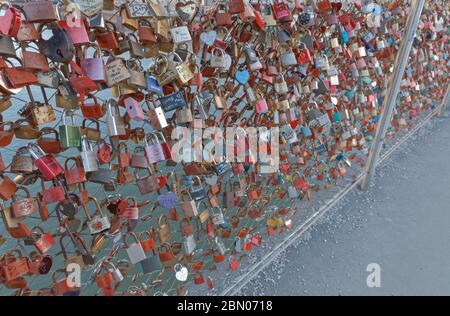 Écluses d'amour colorées sur le pont de Makartsteg à Salzbourg en Autriche Banque D'Images