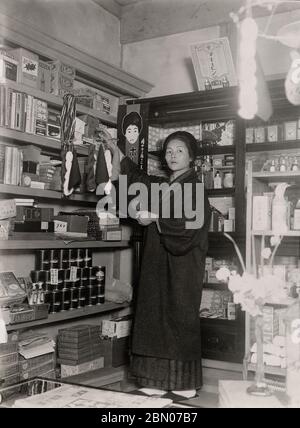 [ 1925 Japon - Boutique pour le mouvement politique des femmes ] — Boutique pour obtenir des fonds pour le mouvement politique des femmes au Japon, 1925 (Taisho 14). Le commerçant est identifié comme Mme K. Kawamoto. La défense des femmes a commencé au Japon au XIXe siècle, mais la politisation agressive du suffrage des femmes n'a commencé qu'aux années 1920. Les femmes japonaises ont finalement obtenu le droit de vote en vertu d’une nouvelle constitution (rédigée par les Etats-Unis) en 1946 (Showa 21). imprimé gélatine argent du xxe siècle. Banque D'Images