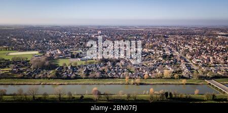 Spalding, Lincolnshire, y compris la tour d'eau de Coronation Channel pendant une journée ensoleillée en hiver, point de vue de drone aérien Banque D'Images