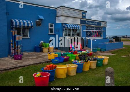 Boutique en bord de mer anglaise avec articles à l'extérieur avec nuages de tempête de rassemblement Banque D'Images