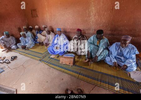 Zinder, Niger : Assemblée traditionnelle des anciens africains Banque D'Images
