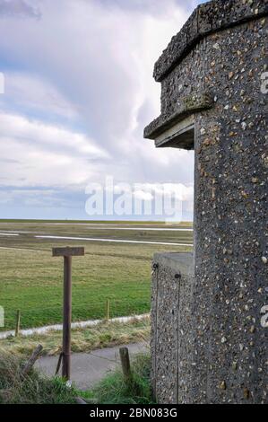 WW2 décharge militaire de carburant de boîte à pilules sur le mur de mer à la réserve naturelle de Freiston Shore, Boston, Lincolnshire Banque D'Images