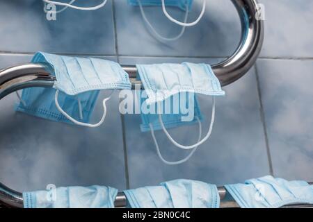 Réutilisation des masques médicaux. Matériau réutilisable. Convertir les déchets en matériau réutilisable. Les masques sont secs sur l'antenne. Masques de protection suspendus sur l'antenne pour une deuxième utilisation Banque D'Images