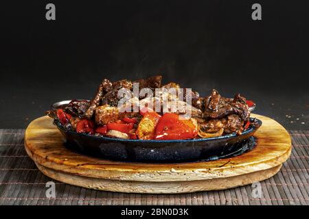 Cuisine mexicaine. Bœuf Fajitas - plat traditionnel Banque D'Images