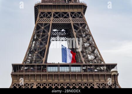 Drapeau français agitant au milieu de la Tour Eiffel pendant le confinement du coronavirus Banque D'Images