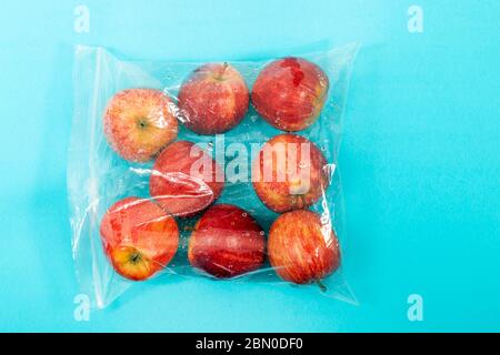 pommes rouges biologiques fraîches du marché de l'épicerie sur un sac en plastique. Banque D'Images
