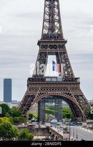 Drapeau français agitant au milieu de la Tour Eiffel pendant le confinement du coronavirus Banque D'Images