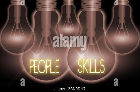 Main conceptuel écrit, indiquant les compétences des personnes. Sens Concept s'entendent bien l'efficacité de la Communication Rapport accessible Banque D'Images