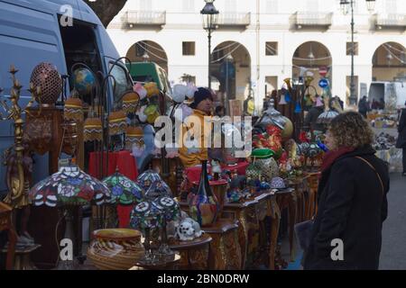 Asti, Italie - Jan 2020: Une femme caucasienne regarde un ancien m Banque D'Images