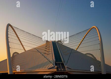 Toit du vélodrome olympique d'Athènes 2004 par l'architecte espagnol Santiago Calatrava. Banque D'Images