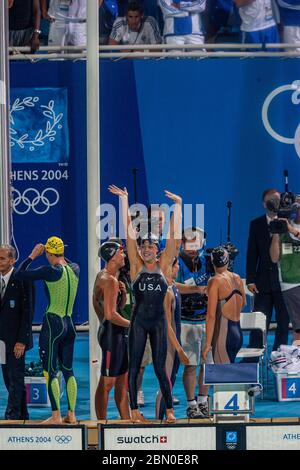 Team USA -Natalie Coughlin, Carly Piper Dana Vollmer, Kaitlin Sandeno remporte la médaille d'or dans le relais freestyle féminin de 4 × 200 mètres au 2004 O. Banque D'Images