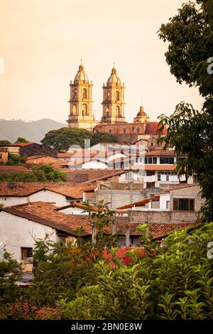 Église San Francisco de Asis au lever du soleil dans la Valle de Bravo, dans l'État du Mexique. Banque D'Images