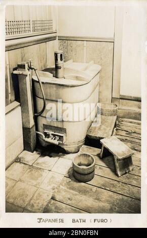 [ années 1920 Japon - bain japonais ] — bain japonais en bois pendant la période Showa (1926-1989). carte postale vintage du xxe siècle. Banque D'Images