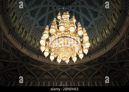 Grande mosquée du Sultan Qabus, chandelier dans la grande salle de prière des hommes, Muscat, Oman Banque D'Images