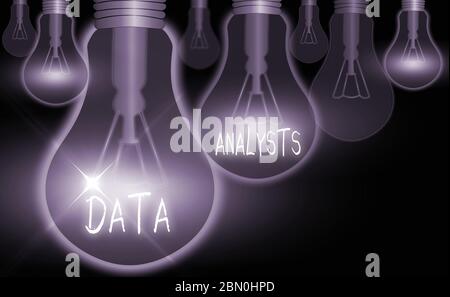 L'écriture de texte Word analystes de données. Photo d'entreprise présentation Concevoir et créer programmeur rapport identifie les patterns Banque D'Images