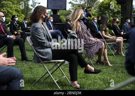 Washington, DC. 11 mai 2020. Les membres des médias et les invités écoutent pendant que le président des États-Unis Donald J. Trump parle lors d'un point de presse sur les tests dans le jardin des roses de la Maison Blanche le 11 mai 2020 à Washington, DC.Credit: Oliver Contreras/Pool via CNP | usage dans le monde crédit: dpa/Alay Live News Banque D'Images