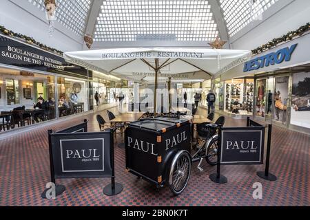 PRAGUE, TCHÉQUIE - 31 OCTOBRE 2019 : logo Paul devant leur boulangerie locale sur une terrasse dans le centre de Prague. Paul Boulangeries est une chaîne française de Banque D'Images