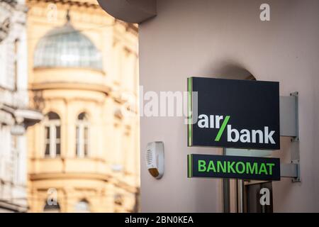 PRAGUE, TCHÉQUIE - 31 OCTOBRE 2019 : logo de la Banque aérienne devant son guichet principal pour Prague. Faisant partie du groupe PPF, Air Bank est une banque numérique directe en ligne Banque D'Images