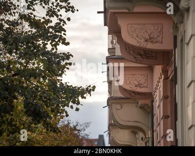 Détails de balocnies sur les façades d'une rue typique du quartier de Zizkov en automne, à Prague, Tchéquie, pendant un après-midi nuageux, avec sa traditio Banque D'Images