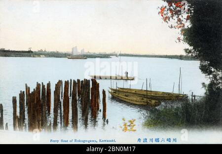 [ 1900s Japon - traversée des ferries japonais ] — Bateaux de ferries à la rivière Rokugogawa (六郷川), comme la rivière Tamagawa (多摩川) est appelée près de son embouchure, à Kawasaki (川崎市), préfecture de Kanagawa. Rokugo était autrefois le passage le plus achalandé de la route entre Kyoto et Edo (aujourd'hui Tokyo). Il n'y avait pas moins de huit ferryboats pour transporter les nombreux voyageurs qui ont traversé la rivière ici. carte postale vintage du xxe siècle. Banque D'Images