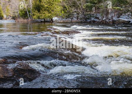 Chutes d'eau dans les Rocheuses canadiennes en hiver Banque D'Images